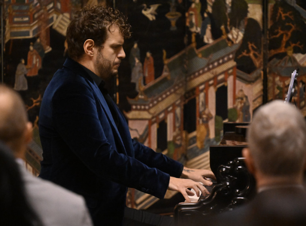 Pijanista Stefan Đoković održao dobrotvorni koncert u Belom dvoru