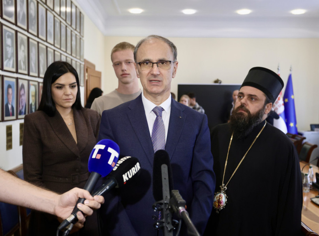 Macut meets with young Serbs from Croatia who are studying in Serbia