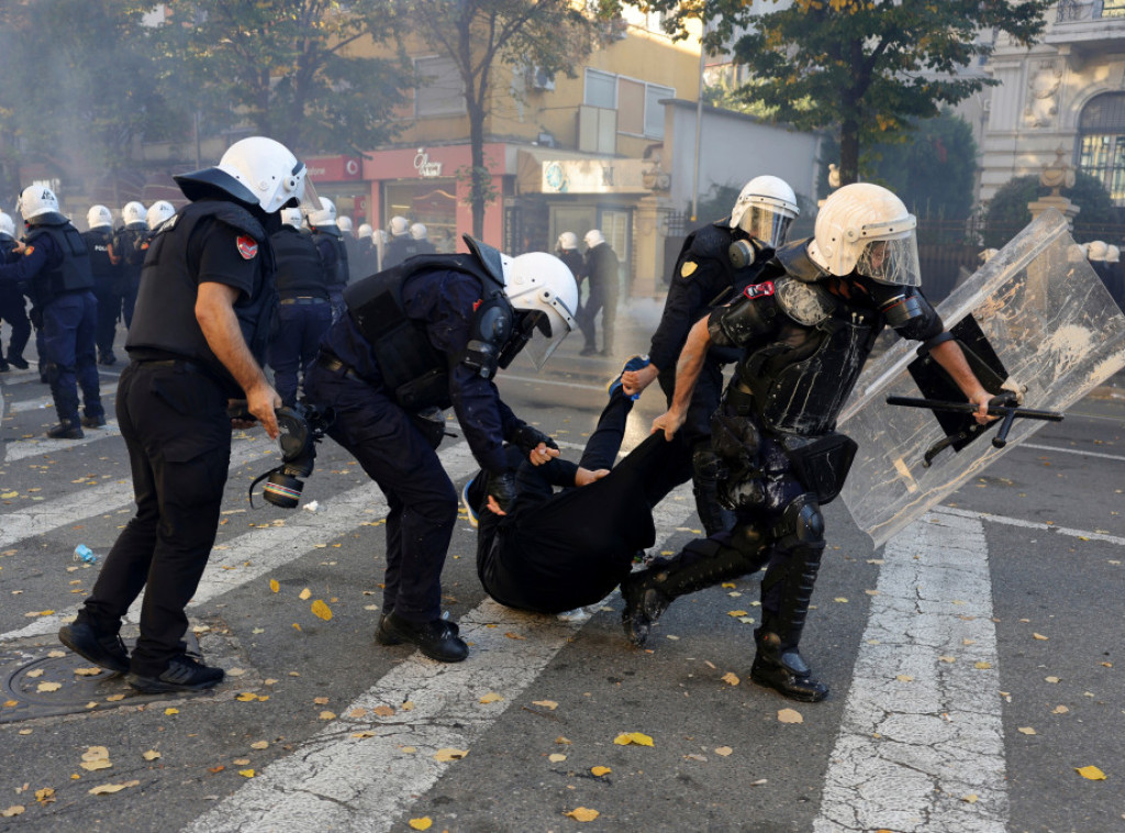 Tirana: 16 uhapšenih, pet policajaca suspendovano posle nasilnih protesta