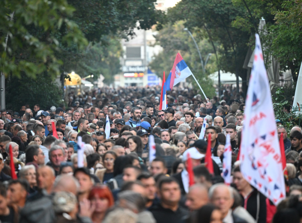 Veliki broj građana pristiže na skup liste "Ujedinjena Srbija" u Šapcu
