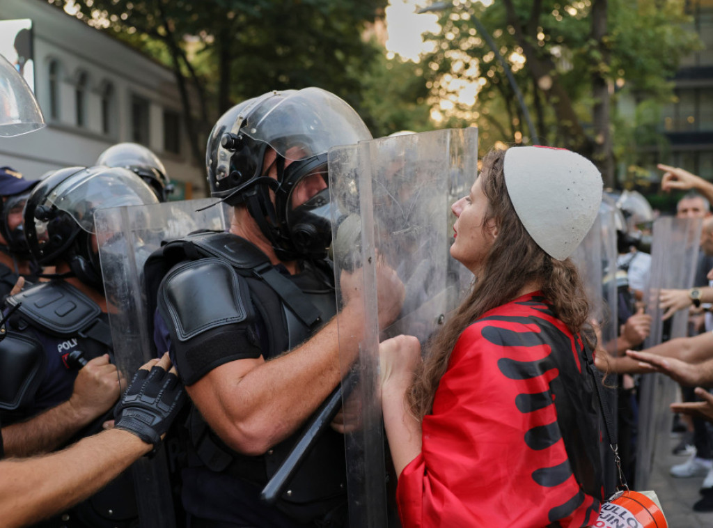 Nasilni protesti i danas u Tirani, povređeno 14 policajaca, privedeno 35 osoba