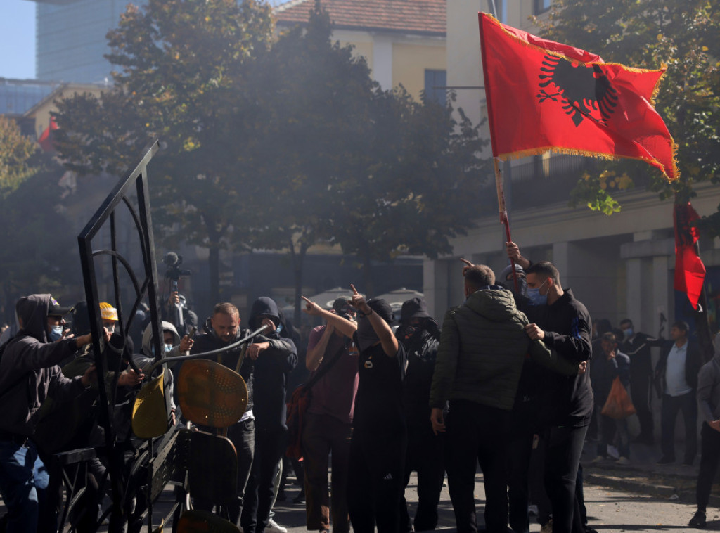 Demonstranti zapalili filijalu Iute Kredit u Tirani, dan nakon što je demolirana
