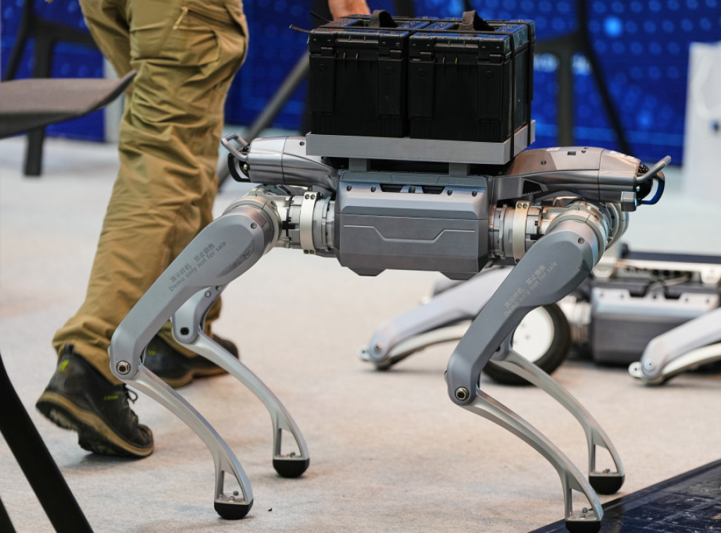 Pas-robot u pratnji naučne ekspedicije u planinama Ajlao na jugozapadu Kine