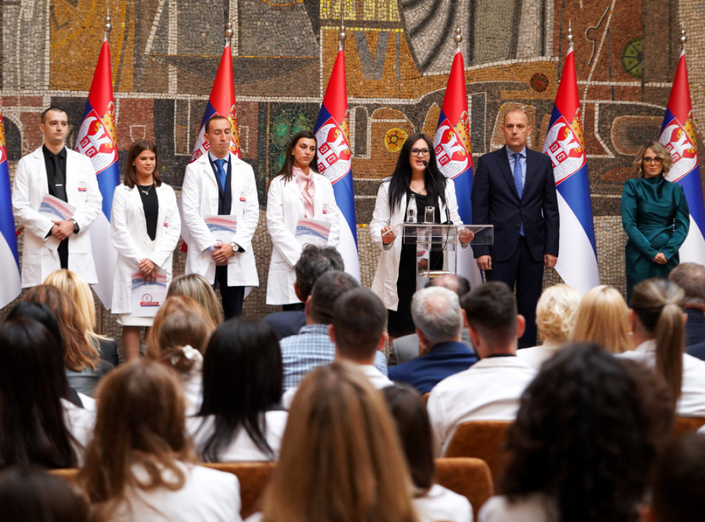 Uručeni ugovori o radu za 100 najboljih diplomaca medicine i 380 najboljih tehničara