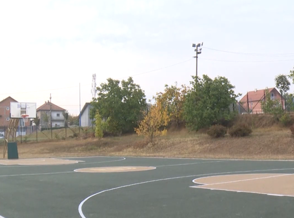 Fondacija ''Bogdan Bogdanović'' otvorila novi košarkaški teren u OŠ “Vasa Čarapić”