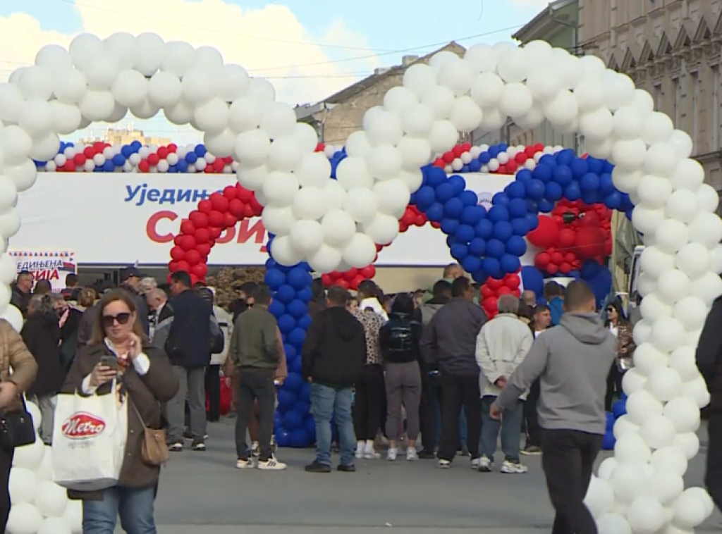 Pred početak skupa Ujedinjene Srbije u Novom Sadu, Trg slobode i okolne ulice prepuni građana