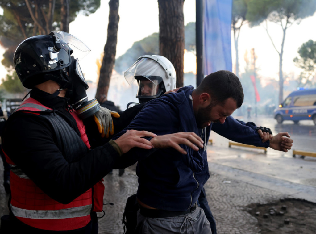 Tirana: Žestoki sukobi demonstranata i policije, među povređenima i direktor policije
