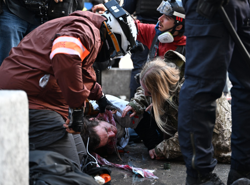 Francuska: Jedan demonstrant preminuo u Parizu nakon što mu je pozlilo