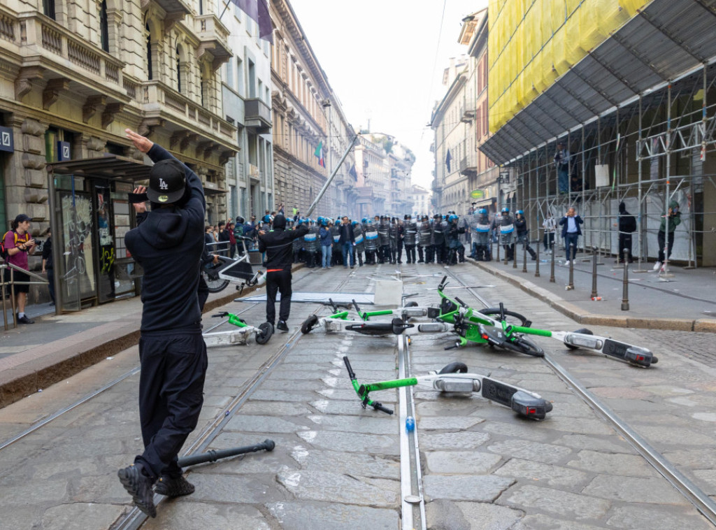 U nasilnim protestima u Milanu povređeno 14 policajaca, uhapšene 32 osobe