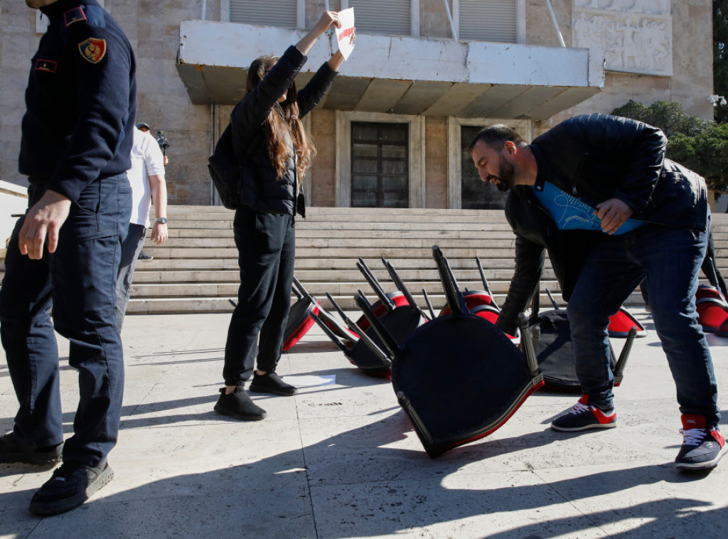Demonstranti u Tirani uklonili klupe na kojima je Rama ostavio pozivnice na dijalog