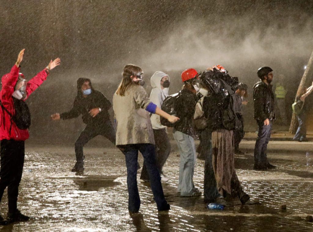 Tirana: Demonstranti ponovo bacili Molotovljev koktel na policiju