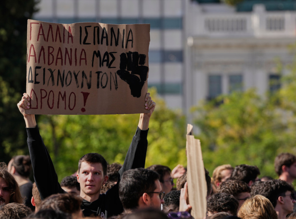 Rama ponovio poziv demonstrantima na dijalog, postavio pozivnice na betonske klupe