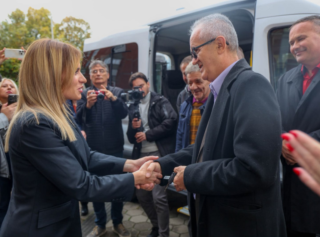 Đurđević Stamenkovski uručila specijalno kombi vozilo Udruženju "Lagator"