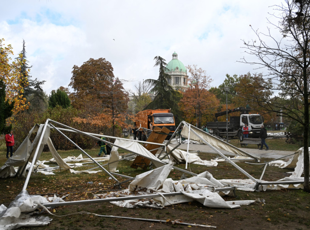 U Pionirskom parku jutros mirno, ograde polomljene, šatori porušeni